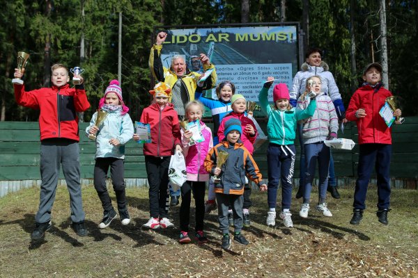 Sporta kluba «Ogres Stils» audzēkņi ar izcīnītajiem kausiem un viņu treneri pēc apbalvošanas ceremonijas