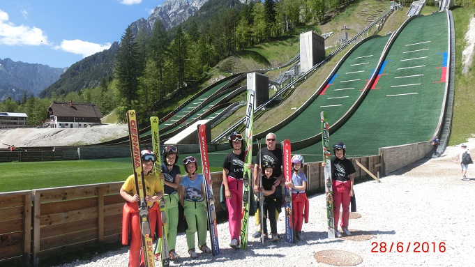 Planicas tramplīni - Alise Krasiļščikova, Hugo, Miķelsons, Kamila Aleksa Krustiņa, Šarlote Šķēle, Aelita Krasiļščikova, treneris Modris Krūze, Demija Luīze Ansone, Sandis Kauliņš